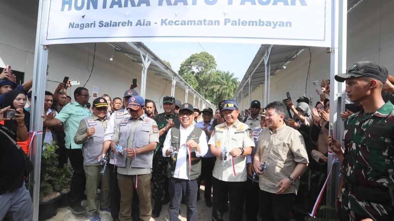 Mendagri Tito Karnavian saat meninjau pembangunan Hunian Sementara (Huntara)