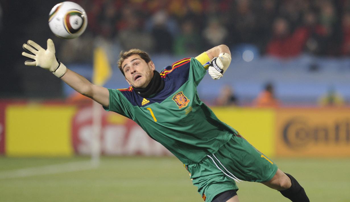 Iker Casillas. Kiper Timnas Spanyol yang terakhir membela Spanyol pada Piala Dunia 2018 ini menjadi kiper peraih Golden Glove di edisi 2010 saat berlangsung di Afrika selatan. Tampil penuh dalam seluruh 7 laga Spanyol di Piala Dunia 2014, ia mampu membawa Tim Matador meraih trofi Piala Dunia 2010 usai mengalahkan Belanda 1-0 di laga final. Timnas Spanyol sekali kalah di laga pembuka Grup H saat takluk 0-1 dari swiss, sementara 6 laga berikutnya hingga final disapu bersih dengan kemenangan. Dari 7 laga, Iker Casillas mencetak 5 kali clean sheet dan hanya kebobolan 2 gol. (AFP/Philippe Desmazes)