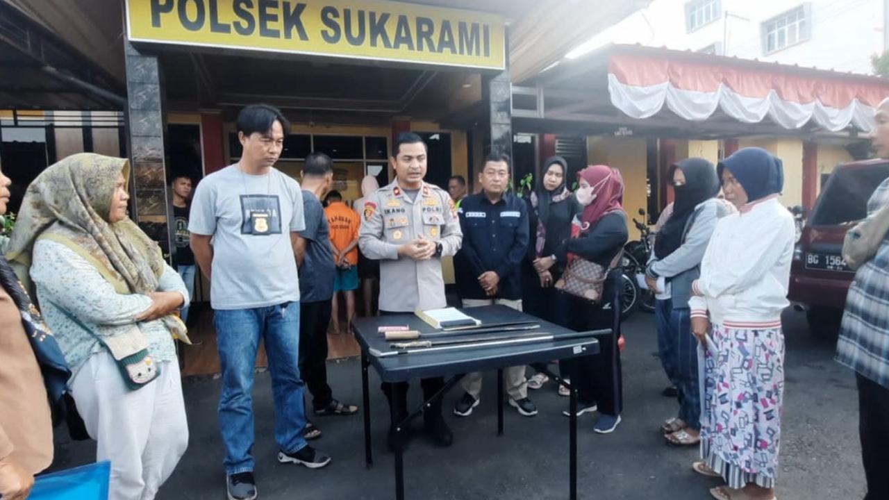Sementara seorang pelaku lagi ditetapkan sebagai tersangka. Ia menjadi admin medsos yang mengajak tawuran dan juga membawa parang.