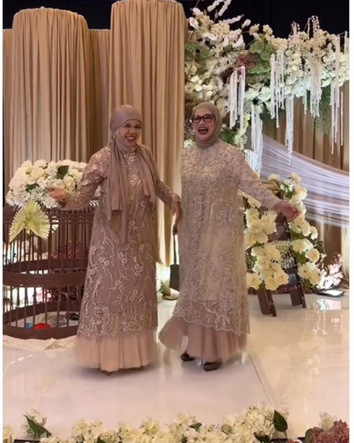 6 Potret Gamis Brokat Reza Artamevia dan Geni Faruk di Tedak Siten Anak Aaliyah Massaid