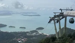 Laporan Liputan6.com dari Malaysia: Menjelajahi Langkawi dari Ketinggian hingga Hutan di Malam Hari