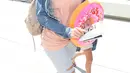 Farrah Abraham dan anaknya menggunakan sandal jepit saat di bandara. (BROADIMAGE/REX/Shutterstock/HollywoodLife)