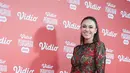 Wulan Guritno tampil anggun effortless dengan dress brukat panjang berwarna hitam. Bordir bermotif mawar merah jadi aksen yang paling jelas dari penampilan Wulan Guritno