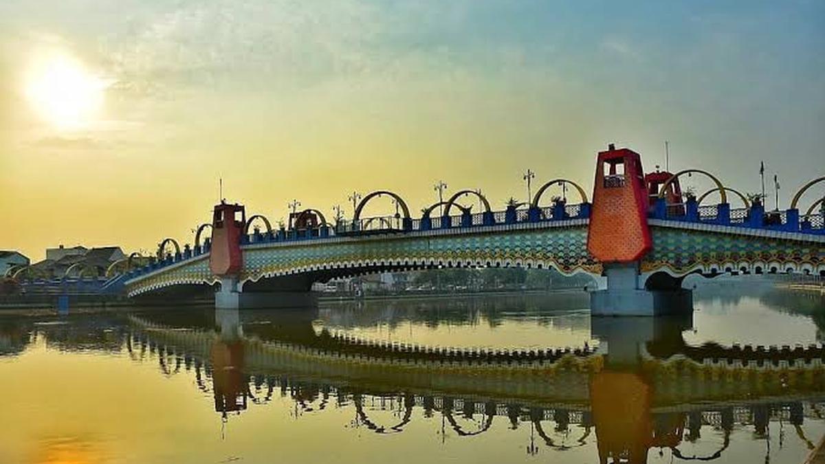 Pencemaran Pestisida Hentikan Pasokan Air PDAM Tangerang, DKI Tutup Jalan Berlubang