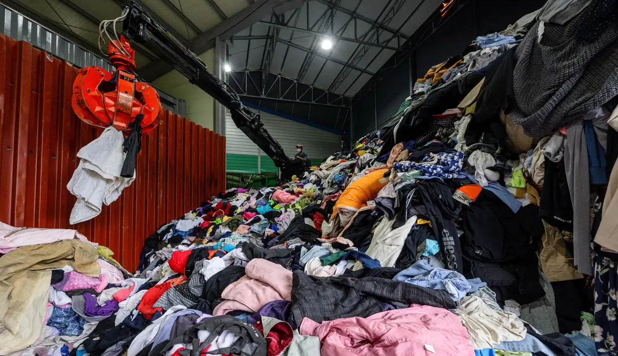 Jumlah limbah dari aktivitas pembuatan baju, celana, hingga sepatu di seluruh dunia semakin meningkat, seiring dengan makin banyaknya juga air bersih terbuang demi mengikuti tren fesyen. (ANTHONY WALLACE/AFP)