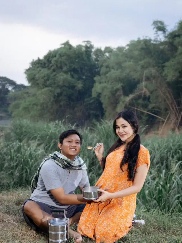 6 Maternity Shoot Bella Bonita dan Denny Caknan di Kebun Ini Tampul Curi Perhatian