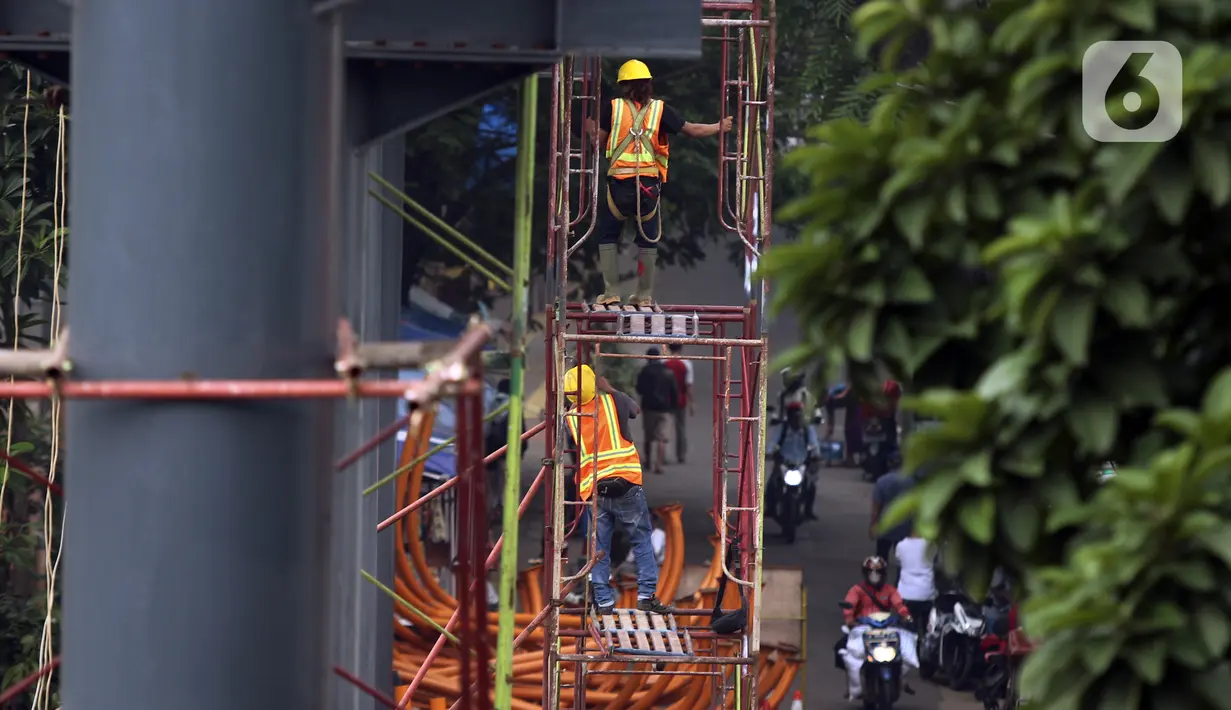 Aktivitas pekerja saat menyelesaikan pembangunan Sky Walk Kebayoran Lama, Jakarta, Selasa (11/10/2022). Skywalk Kebayoran Lama ini akan menghubungkan Halte Trans Jakarta Velbak, Halte Kebayoran dengan Stasiun Kebayoran. (Liputan6.com/JohanTallo)