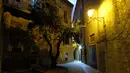 Sebuah jalan yang diambil pada malam hari di Kota Acciaroli, selatan Italia. Yang menarik, penduduk Acciaroli rata-rata mengadopsi kebiasaan makan Mediterania yang terdiri dari ikan, minyak zaitun, dan herbal rosemary. (AFP PHOTO/Mario Laporta)