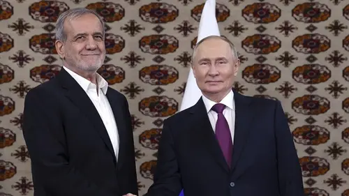 Presiden Iran Presiden Masoud Pezeshkian dan Presiden Rusia Vladimir Putin saat bertemu di Ashgabat, ibu kota Turkmenistan, pada Jumat (11/10/2024).