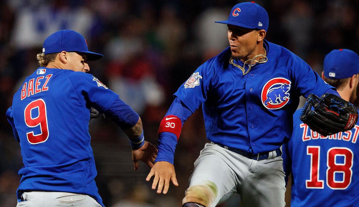 Pemain Chicago Cubs, Javier Baez #9 dan Jon Jay #30 merayakan keberhasilan timnya mengalahkan San Francisco Giants pada lanjutan MLB di AT&T Park, an Francisco, (7/8/2017). San Francisco kalah 3-5 dari Cubs.  (Jason O. Watson/Getty Images/AFP)