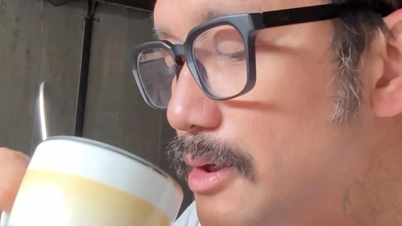 Gara-Gara Viral di Youtube, Tora Sudiro Jajal Bikin Kopi dari Biji Kurma Sambil Pakai Helm