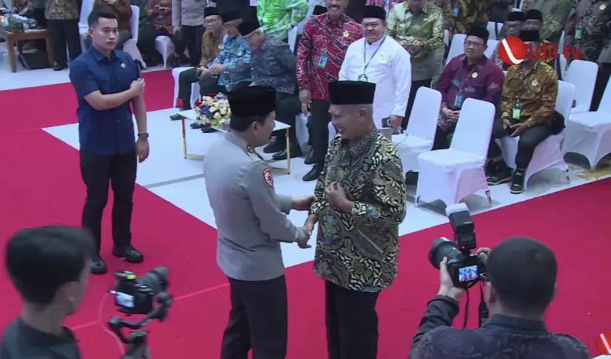 Gercep Turun Podium dan Menyalami Mantan Komandannya<br>