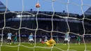 Momen saat penyerang Tottenham Hotspur Son Heung-min mencetak gol pertama ke gawang Manchester City pada leg kedua babak perempat final Liga Champions di Etihad Stadium, Manchester, Inggris, Rabu (17/4). (REUTERS/Phil Noble)
