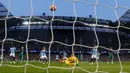 Momen saat penyerang Tottenham Hotspur Son Heung-min mencetak gol pertama ke gawang Manchester City pada leg kedua babak perempat final Liga Champions di Etihad Stadium, Manchester, Inggris, Rabu (17/4). (REUTERS/Phil Noble)