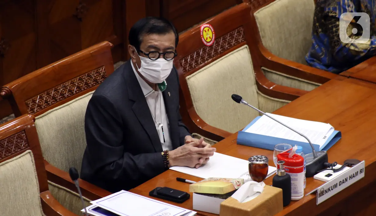 Menteri Hukum dan Hak Asasi Manusia Yasonna Laoly saat rapat kerja dengan DPR di Jakarta, Kamis (31/3/2022). Rapat terkait amandemen Undang-Undang No.35/2009 tentang Narkotika. (Liputan6.com/Angga Yuniar)