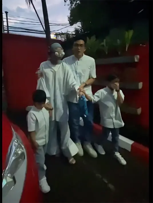 Setelah mendapatkan kejutan pertama, diajak ke suatu tempat dengan mata tertutup. Keluarga ini kompak mengenakan putih-putih. Irfan suami Tya dan dua anaknya menuntun artis yang juga mantan atlet ini. [Instagram/tya_ariestya]