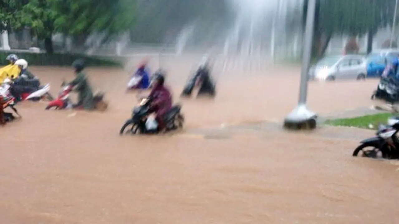 banjir-patung-kuda-140205b.jpg