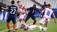 Gelandang Prancis, Moussa Sissoko, berebut bola dengan pemain Kroasia pada laga UEFA Nations League di Stade de France, Prancis, Rabu (9/9/2020) dini hari WIB. Prancis menang 4-2 atas Kroasia. (AFP/Franck Fife)