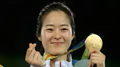 Senyum atlet Korsel, Oh Hye-Ri berpose dengan medali emasnya usai menjuarai cabang Taekwondo 67kg wanita Olimpiade 2016 di Carioca Arena 3, Rio de Janeiro, Brazil, (19/8). Atlet 28 tahun ini mengalahkan atlet Prancis Haby Niare. (REUTERS/Issei Kato) 