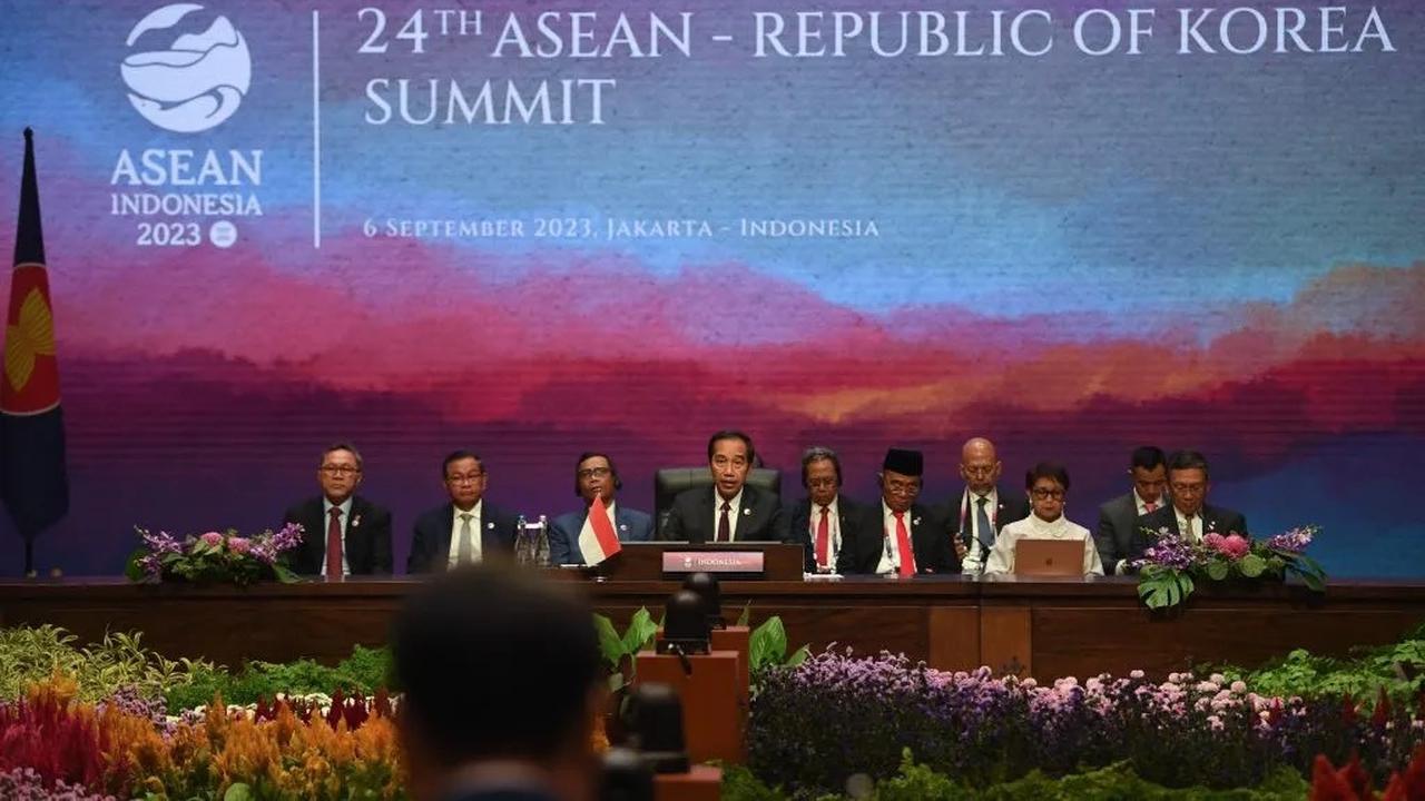 Menteri Perdagangan (Mendag) Zulkifli Hasan mendampingi Presiden Joko Widodo pada Pertemuan KTT ASEAN-RRT dan ASEAN-Republik Korea di Jakarta Convention Center (JCC) Jakarta, Rabu (6/9/2023). (Dok Media Center ASEAN)