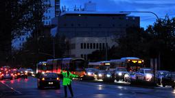 Kepadatan lalu lintas terlihat di kawasan pusat bisnis kota Adelaide, negara bagian Australia Selatan, Rabu (28/9). Badai parah dan sambaran petir memutuskan aliran listrik di seluruh wilayah negara bagian Australia Selatan. (AAP/David Mariuz/via REUTERS)