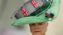 Seorang nenek penggemar balap kuda menggunakan topi yang unik di Ascot Racecourse, Inggris, (16/6). Kegiatan ini juga bertepatan dengan hari wanita acegoers. (Reuters / Toby Melville)