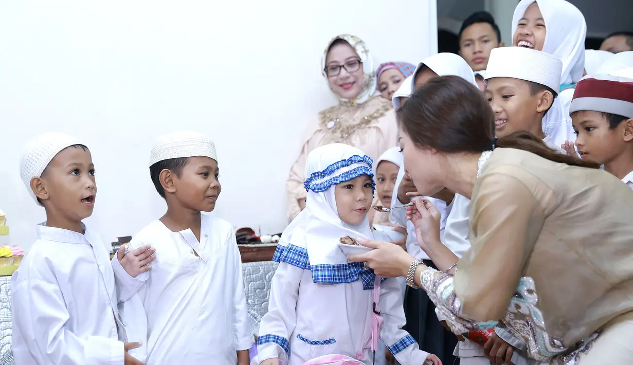 Pemeran Nikita Willy baru saja merayakan ulang tahun yang ke 22 tahun. Berbeda dengan biasanya dengan konsep party, kali ini, ia merayakan ulang tahun bersama dengan anak-anak panti asuhan. (Galih W. Satria/Bintang.com)