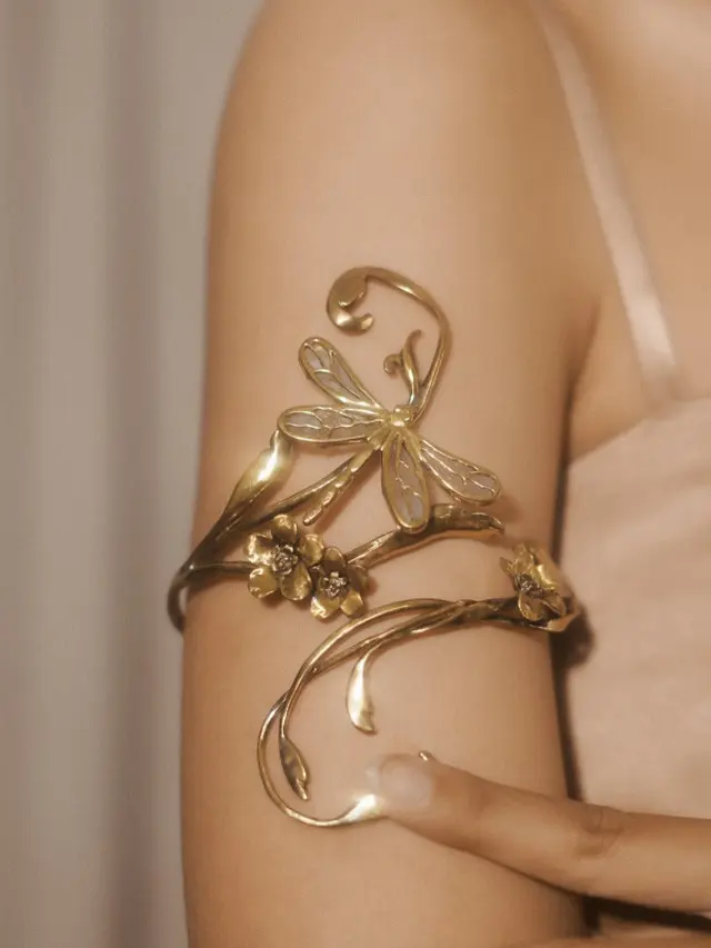 Detail Kalung dan Aksesoris Nadin Amizah Saat Resepsi