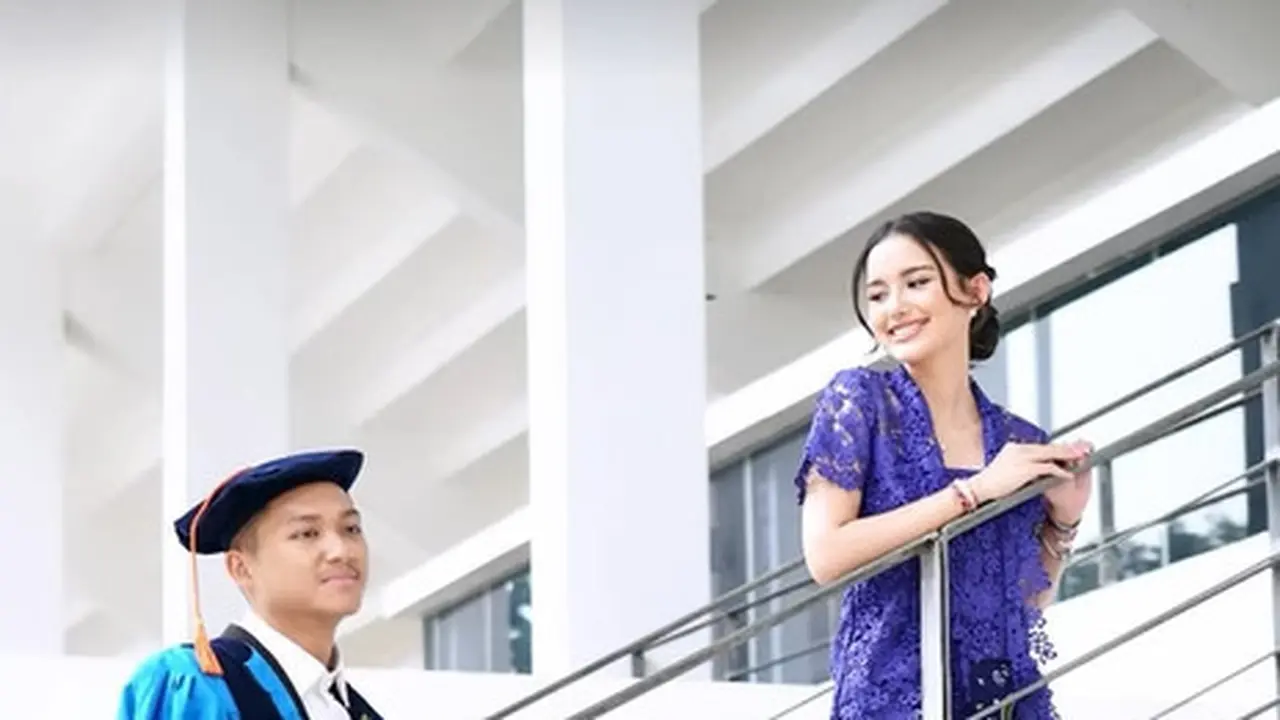 6 Potret Serasi Azriel Hermansyah dan Sarah Menzel Saat Wisuda, Tampil Romantis Bak Foto Prewed