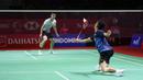 Tunggal putra Indonesia, Anthony Sinisuka Ginting, saat melawan Wakil Kanada, Bryan Yang, pada laga semifinal Indonesia Masters 2024 di Istora Senayan, Sabtu (27/1/2024). Ginting kalah dengan skor 21-13, 17-21, 19-21. (Bola.com/Pradipta Rama)