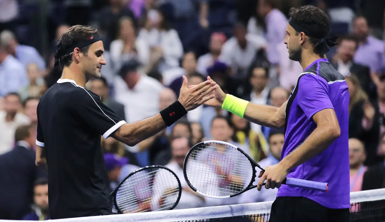 Petenis Grigor Dimitrov (kanan) berjabat tangan dengan Roger Federer usai mengalahkannya pada perempat final turnamen tenis AS Terbuka 2019 di New York, Amerika Serikat, Selasa (3/9/2019). Dimitrov menang 3-6, 6-4, 6-3, 6-4, 6-2. (AP Photo/Charles Krupa)