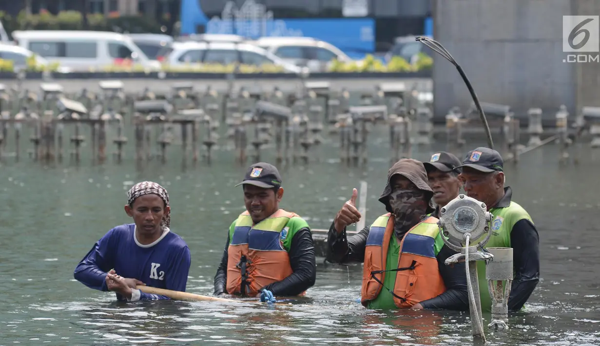 Petugas memperbaiki kolam patung Selamat Datang di Bundaran HI, Jakarta, Sabtu (23/2). Perbaikan tersebut dilakukan untuk mengganti barang yang rusak dan sekaligus pengecekan fungsi air mancur. (Merdeka.com/Imam Buhori)