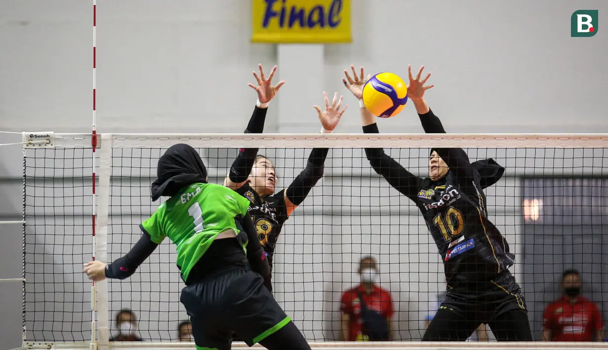 Pemain Jakarta Pertamina Fastron, Novia Andriyanti (kiri) dan Agustin Wulandhari melakukan blok saat perebutan tempat ketiga grand final PLN Mobile Proliga 2022 melawan Jakarta Pertamina Fastron di Padepokan Voli Jenderal Polisi Kunarto, Sentul, Sabtu (26/03/2022). (Bola.com/Bagaskara Lazuardi)