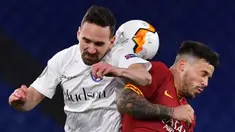 Pemain AS Roma Carles Peres (kanan) berebut bola dengan pemain Gent Sven Kums pada leg pertama babak 32 besar Liga Europa di Olympic Stadium, Roma, Italia, Kamis (20/2/2020). Gol tunggal Carles Peres membawa AS Roma menaklukkan Gent 1-0. (Alberto PIZZOLI/AFP)