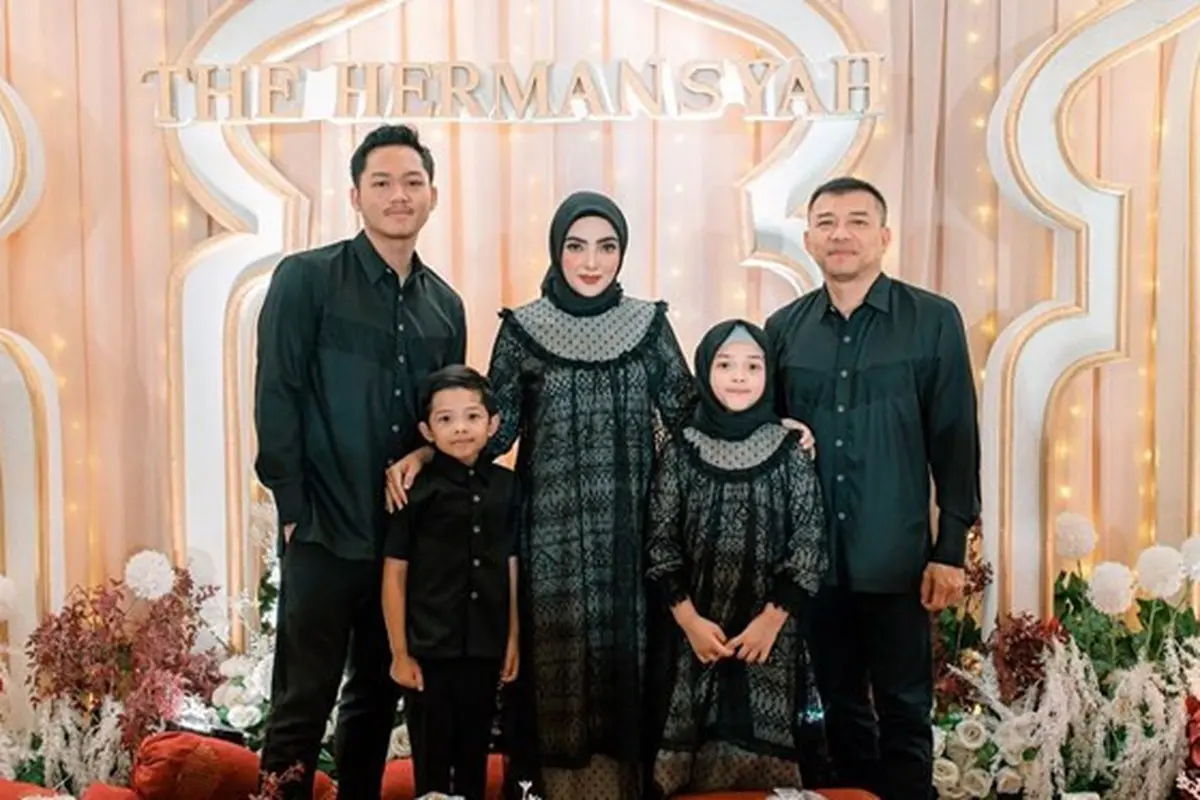7 Momen The Hermansyah Ajak Karyawan Buka Bersama, Penuh Suka Cita