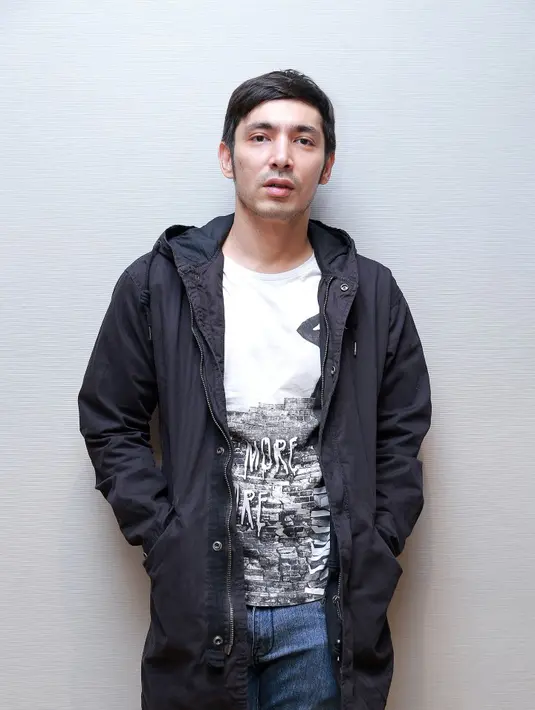 Awalnya, Abimana percaya saja pada kru film yang mengatakan lantai tiga tidak begitu tinggi. ‘Dari bawah memang nggak keliatan tinggi. Tapi, dari atas… seram,’ ungkapnya. (Galih W. Satria/Bintang.com)