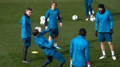 Pemain Real Madrid, Cristiano Ronaldo menahan bola di bahunya saat sesi latihan di Madrid, Spanyol, Selasa (13/2). Real Madrid akan menghadapi Paris Saint Germain (PSG) pada leg pertama 16 besar Liga Champions di Santiago Bernabeu. (AP Photo/Paul White)