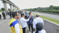 Pemdaprov Jabar bersama Kementerian PUPR, Kemenko Marves, Pemkot Bandung, dan stakeholders meninjau jalan tol akses keluar masuk kawasan Gedebage. (sumber foto: Biro Adpim Jabar)