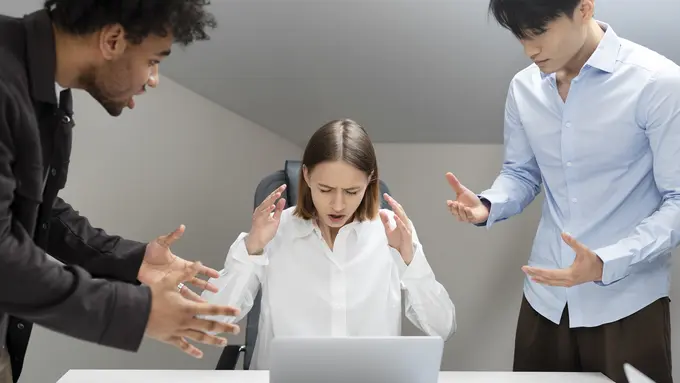 Jangan Bawa Sifat Buruk Ini ke Kantor, Kalau Tak Mau Kariermu Terhambat [Dok/freepik.com]