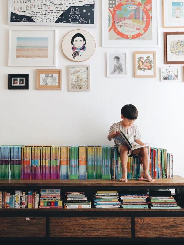 Rumahnya Bernunasa Etnik, Ruang Koleksi Buku Andien Curi Perhatian. foto: Instagram @andienaisyah