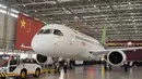 Pesawat C919 saat diperkenalkan oleh Aircraft Corp of China ( Comac) di Shanghai, China, (2/11/2015). Kabarnya pesawat buatan Comac ini sudah dipesan oleh beberapa perusahaan penerbangan. (REUTERS/Stringer) 