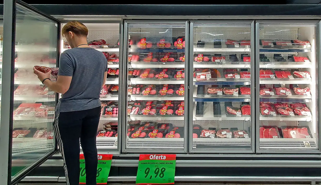 <p>Seorang pelanggan memeriksa bagian daging sapi sebuah supermarket di Curitiba, Brasil, Kamis (23/2/2023). Otoritas Brasil dalam sebuah pernyatakan mengungkapkan bahwa mereka akan mengadakan percakapan dengan pihak China dalam upaya untuk memulihkan arus perdagangan yang terganggu penyakit sapi gila itu. (Photo by Eduardo Matysiak / AFP)</p>