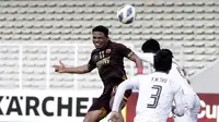 Penyerang PSM, Osas Saha, dikepung pemain Shan United dalam laga Grup H Piala AFC 2020 di Stadion Madya, Jakarta (26/2/2020). (Bola.com/Yoppy Renato)