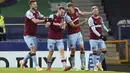 Pemain West Ham, Tomas Soucek (kedua kanan) berselebrasi dengan rekan-rekannya usai mencetak gol ke gawang Everton pada pertandingan lanjutan Liga Inggris di Goodison Park, Sabtu (2/1/2021). Gol Tomas Soucek hanya empat menit jelang laga bubaran. (Jan Kruger, Pool via AP)