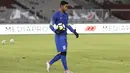 Kiper Timnas Indonesia, Satria Tama, memegang bola saat latihan di SUGBK, Jakarta, Sabtu (13/1/2018). Timnas Indonesia menggelar latihan terakhir sebelum laga persahabatan melawan Islandia. (Bola.com/Vitalis Yogi Trisna)