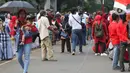 Seorang anak digendong terlihat dalam aksi unjuk rasa menolak UU Omnibus Law Cipta Kerja di Kawasan Patung Kuda, Jakarta, Jumat (16/10/2020). Meski sudah ada imbauan untuk tidak membawa anak-anak dalam aksi unjuk rasa namun sejumlah orang tua tetap menyertakan. (Liputan6.com/Helmi Fithriansyah)
