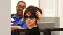 Usai melakukan pemeriksaan di airport Los Angeles, Camila melihat kamera paparazzi yang tengah membidiknya. (Splash News/Cosmopolitan)