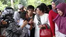 Ariel dan keluarga terlihat terpukul kehilangan sosok Nazmul Irphan bin Muhammad Saleh, Bandung, Selasa (29/3/2016). Almarhum meninggal dalam usia 65 tahun lantaran komplikasi penyakit yang diderita sejak lama.(Liputan6.com/Herman Zakharia)