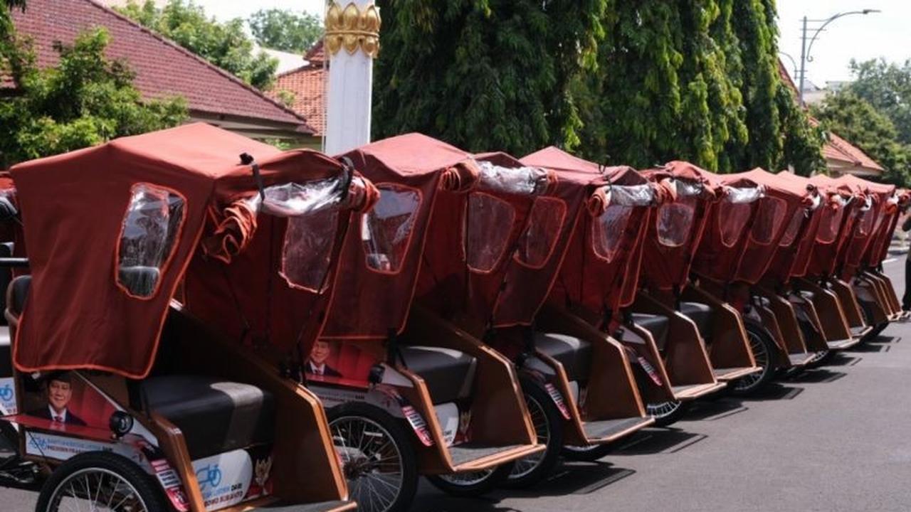 Lansia Penarik Becak Bersukacita Terima Bantuan Becak Listrik Presiden Prabowo