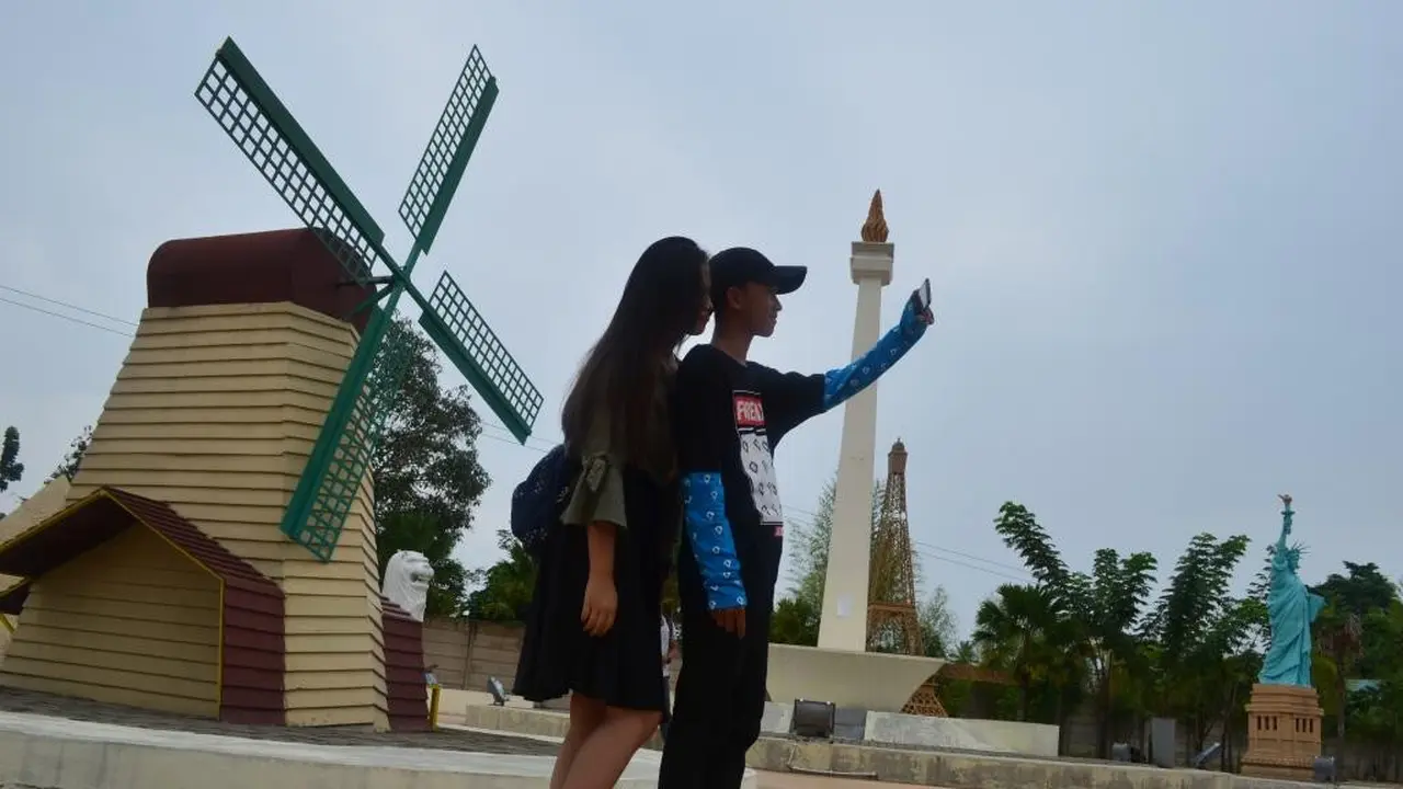 Mengelilingi Monas hingga Menara Eiffel di Taman Permata Sekayu 